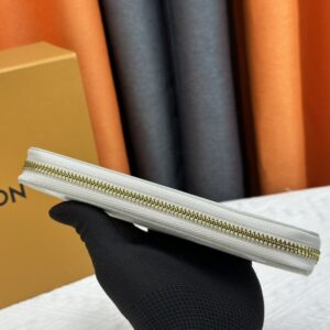 【AT13382】ルイ・ヴィトン（Louis Vuitton）By The Poolグラデーションモノグラムウォレット、ピンク系ラグジュアリーデザイン | Louis Vuitton Paris