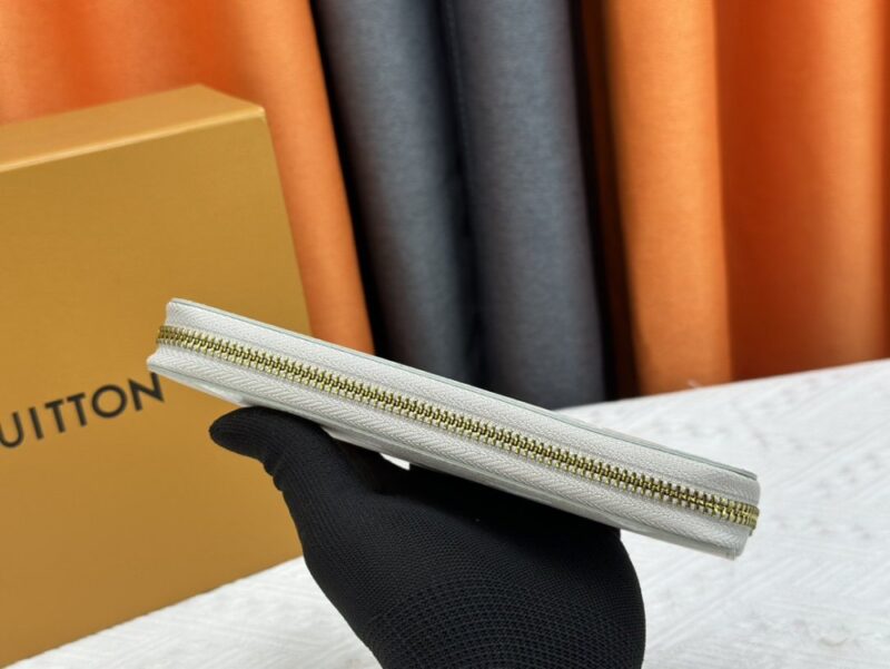 【AT13382】ルイ・ヴィトン（Louis Vuitton）By The Poolグラデーションモノグラムウォレット、ピンク系ラグジュアリーデザイン | Louis Vuitton Paris