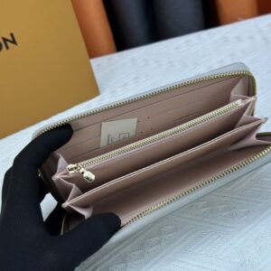 【AT13382】ルイ・ヴィトン（Louis Vuitton）By The Poolグラデーションモノグラムウォレット、ピンク系ラグジュアリーデザイン | Louis Vuitton Paris
