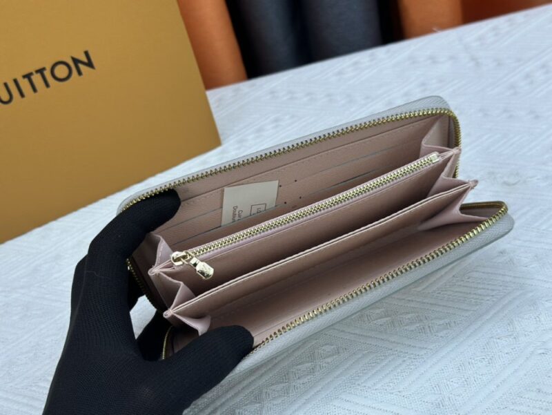 【AT13382】ルイ・ヴィトン（Louis Vuitton）By The Poolグラデーションモノグラムウォレット、ピンク系ラグジュアリーデザイン | Louis Vuitton Paris