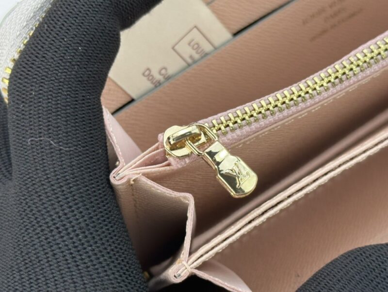【AT13382】ルイ・ヴィトン（Louis Vuitton）By The Poolグラデーションモノグラムウォレット、ピンク系ラグジュアリーデザイン | Louis Vuitton Paris