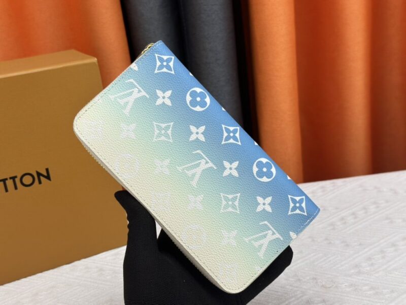 【AT13384】ルイ・ヴィトン グラデーションブルーウォレット - 海を感じる高級ファッションアクセサリー | LV