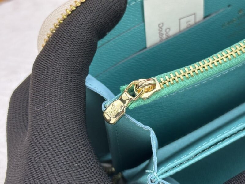 【AT13384】ルイ・ヴィトン グラデーションブルーウォレット - 海を感じる高級ファッションアクセサリー | LV