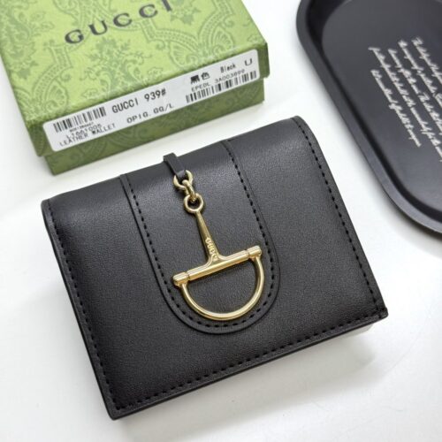 【AT13399】Gucciのエレガントなレザーウォレット - 高級牛革クラフト、ゴールドバックル付き | Gucci