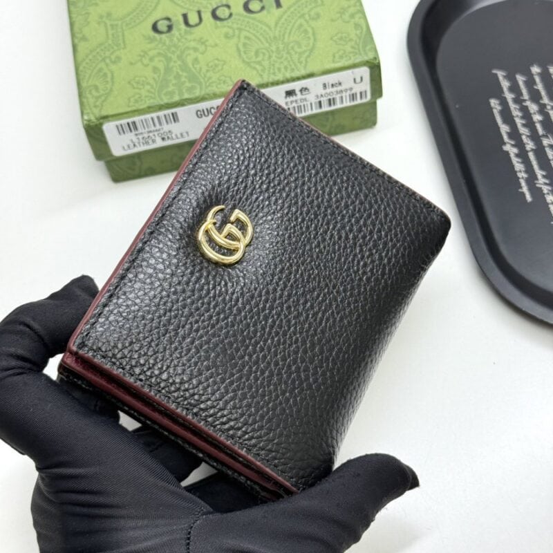 【AT13407】グッチの贅沢なエンボスレザーショートウォレット | Gucci Italy
