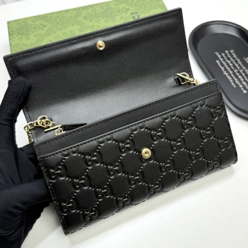 【AT13411】グッチのクラシックな牛革メタルチェーン財布、都会のエリートに最適な高級品質とディテール | Gucci Italy