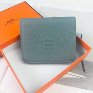 【AT13417】エルメスのトゴ革折り財布 - 優雅な灰色調で贅沢な生活を楽しむ | Hermes