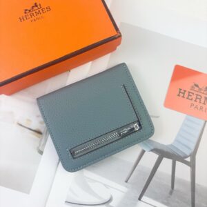 【AT13417】エルメスのトゴ革折り財布 - 優雅な灰色調で贅沢な生活を楽しむ | Hermes