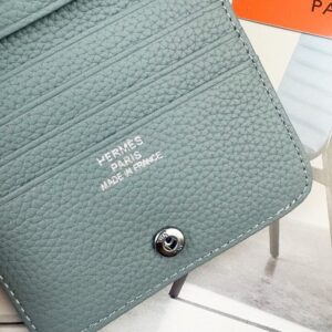 【AT13417】エルメスのトゴ革折り財布 - 優雅な灰色調で贅沢な生活を楽しむ | Hermes