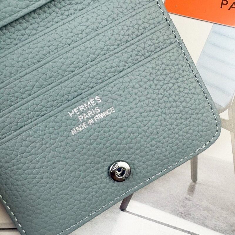 【AT13417】エルメスのトゴ革折り財布 - 優雅な灰色調で贅沢な生活を楽しむ | Hermes