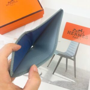【AT13417】エルメスのトゴ革折り財布 - 優雅な灰色調で贅沢な生活を楽しむ | Hermes