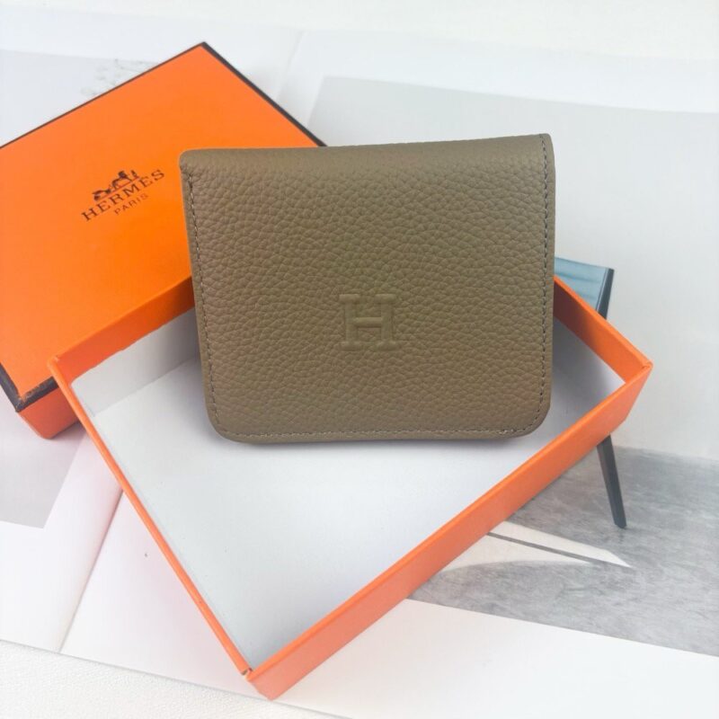 【AT13420】HermèsのBareniaカーフスキン製ミニ財布、上品なグレー、精巧なデザイン、軽量で使いやすい | Hermès