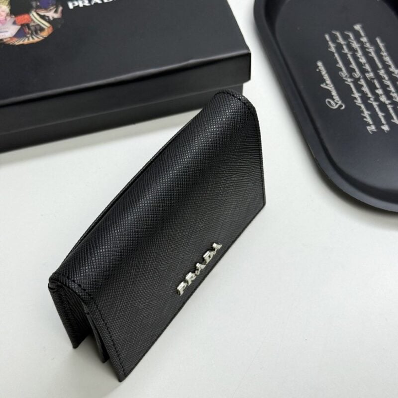 【AT13422】プラダ（Prada）の高級牛革名刺入れ｜ビジネス用品位とエレガントなセンスを演出 | Prada