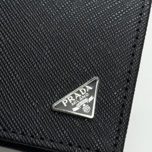 【AT13423】プラダ(Parda)三角形カードケース - 頭皮革素材、ミニマリストデザイン、ビジネスエリートに適した高級カードホルダー | Prada