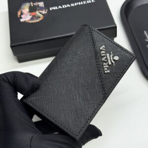 【AT13425】プラダのエレガントな高級名刺入れ、輸入頭皮革使用、ファッショナブルなエリートのためのアクセサリー、都会の内に秘めた品味を表現 | Prada