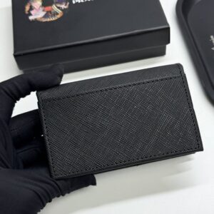 【AT13425】プラダのエレガントな高級名刺入れ、輸入頭皮革使用、ファッショナブルなエリートのためのアクセサリー、都会の内に秘めた品味を表現 | Prada