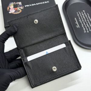 【AT13425】プラダのエレガントな高級名刺入れ、輸入頭皮革使用、ファッショナブルなエリートのためのアクセサリー、都会の内に秘めた品味を表現 | Prada