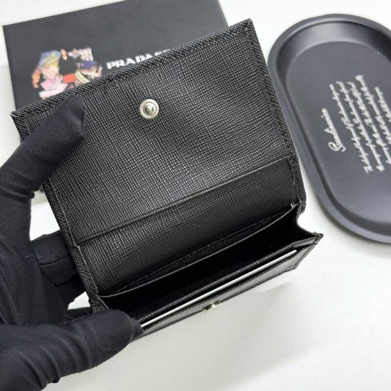 【AT13425】プラダのエレガントな高級名刺入れ、輸入頭皮革使用、ファッショナブルなエリートのためのアクセサリー、都会の内に秘めた品味を表現 | Prada