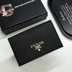 【AT13426】プラダ（Prada）牛革クラシック名刺入れ - 高級素材、エレガント、ビジネススーツに最適 | Prada Italy