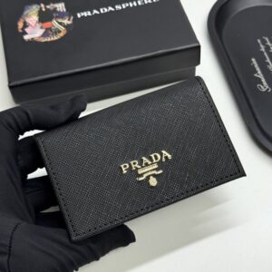 【AT13426】プラダ（Prada）牛革クラシック名刺入れ - 高級素材、エレガント、ビジネススーツに最適 | Prada Italy