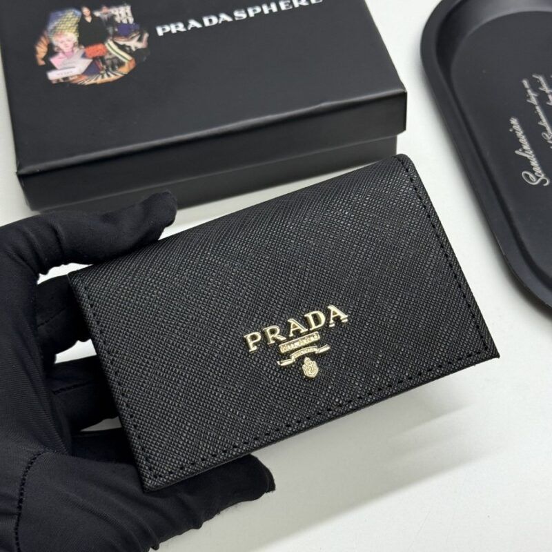 【AT13426】プラダ（Prada）牛革クラシック名刺入れ - 高級素材、エレガント、ビジネススーツに最適 | Prada Italy