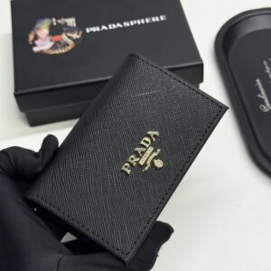 【AT13426】プラダ（Prada）牛革クラシック名刺入れ - 高級素材、エレガント、ビジネススーツに最適 | Prada Italy