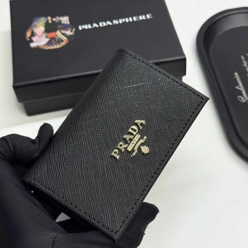 【AT13426】プラダ（Prada）牛革クラシック名刺入れ - 高級素材、エレガント、ビジネススーツに最適 | Prada Italy