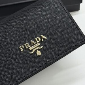 【AT13426】プラダ（Prada）牛革クラシック名刺入れ - 高級素材、エレガント、ビジネススーツに最適 | Prada Italy