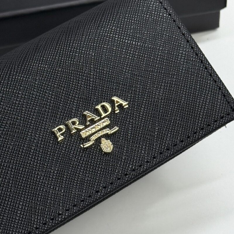 【AT13426】プラダ（Prada）牛革クラシック名刺入れ - 高級素材、エレガント、ビジネススーツに最適 | Prada Italy