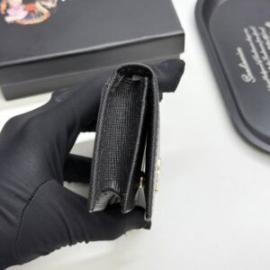 【AT13426】プラダ（Prada）牛革クラシック名刺入れ - 高級素材、エレガント、ビジネススーツに最適 | Prada Italy