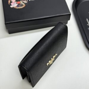 【AT13426】プラダ（Prada）牛革クラシック名刺入れ - 高級素材、エレガント、ビジネススーツに最適 | Prada Italy