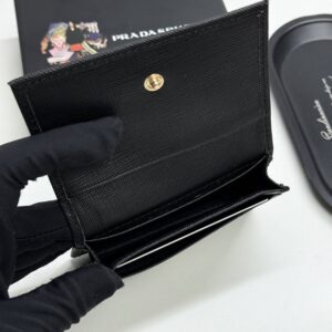 【AT13426】プラダ（Prada）牛革クラシック名刺入れ - 高級素材、エレガント、ビジネススーツに最適 | Prada Italy