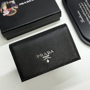 【AT13427】プラダの高級カードケース - 贅沢な控えめさと内面の品位を表現 | Prada Milano