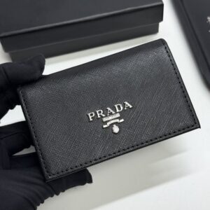 【AT13427】プラダの高級カードケース - 贅沢な控えめさと内面の品位を表現 | Prada Milano