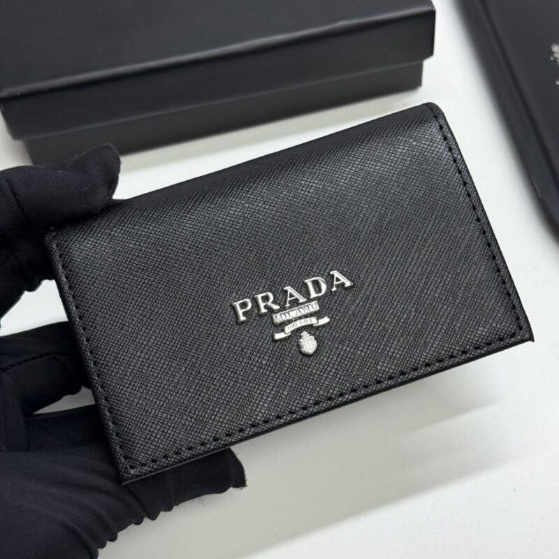 【AT13427】プラダの高級カードケース - 贅沢な控えめさと内面の品位を表現 | Prada Milano