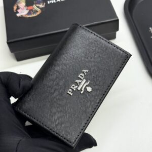 【AT13427】プラダの高級カードケース - 贅沢な控えめさと内面の品位を表現 | Prada Milano