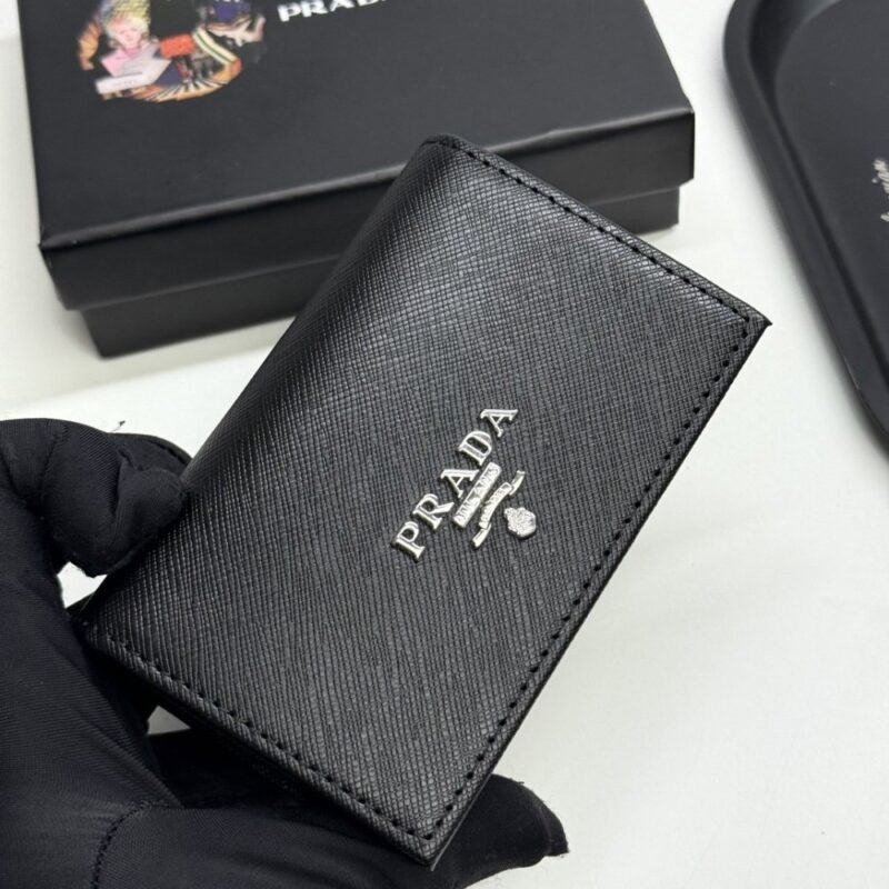 【AT13427】プラダの高級カードケース - 贅沢な控えめさと内面の品位を表現 | Prada Milano