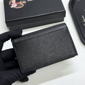 【AT13427】プラダの高級カードケース - 贅沢な控えめさと内面の品位を表現 | Prada Milano