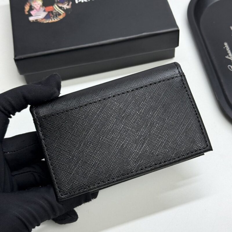 【AT13427】プラダの高級カードケース - 贅沢な控えめさと内面の品位を表現 | Prada Milano