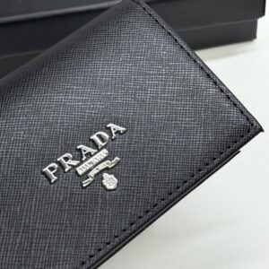 【AT13427】プラダの高級カードケース - 贅沢な控えめさと内面の品位を表現 | Prada Milano