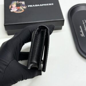 【AT13427】プラダの高級カードケース - 贅沢な控えめさと内面の品位を表現 | Prada Milano