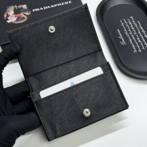 【AT13427】プラダの高級カードケース - 贅沢な控えめさと内面の品位を表現 | Prada Milano