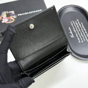 【AT13427】プラダの高級カードケース - 贅沢な控えめさと内面の品位を表現 | Prada Milano