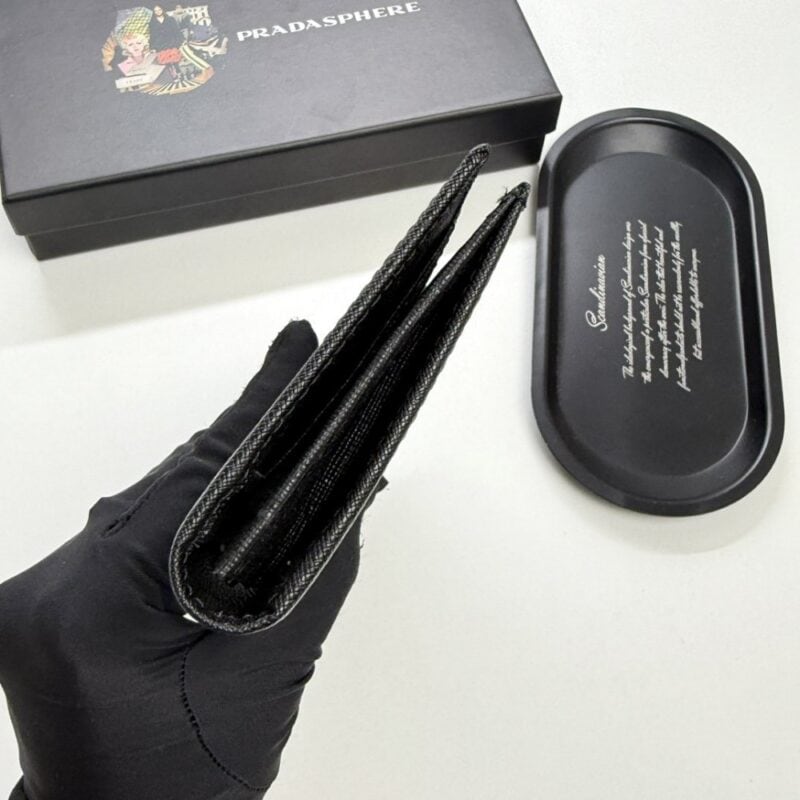 【AT13432】プラダ（Prada） エンボス レザー 長財布 ブラック エレガントな都会のスタイル | Prada