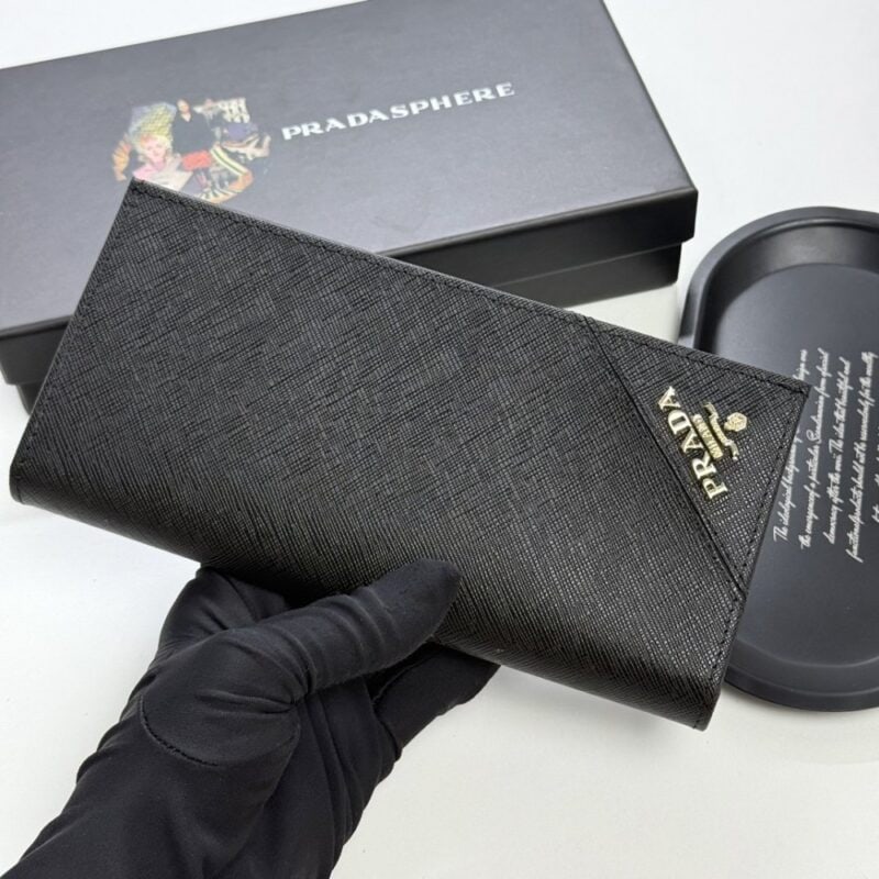 【AT13436】プラダ Prada ブラックサフィアーノレザーロングウォレット 高級品位と機能性を兼ね備えた男女兼用アイテム | Prada Milano