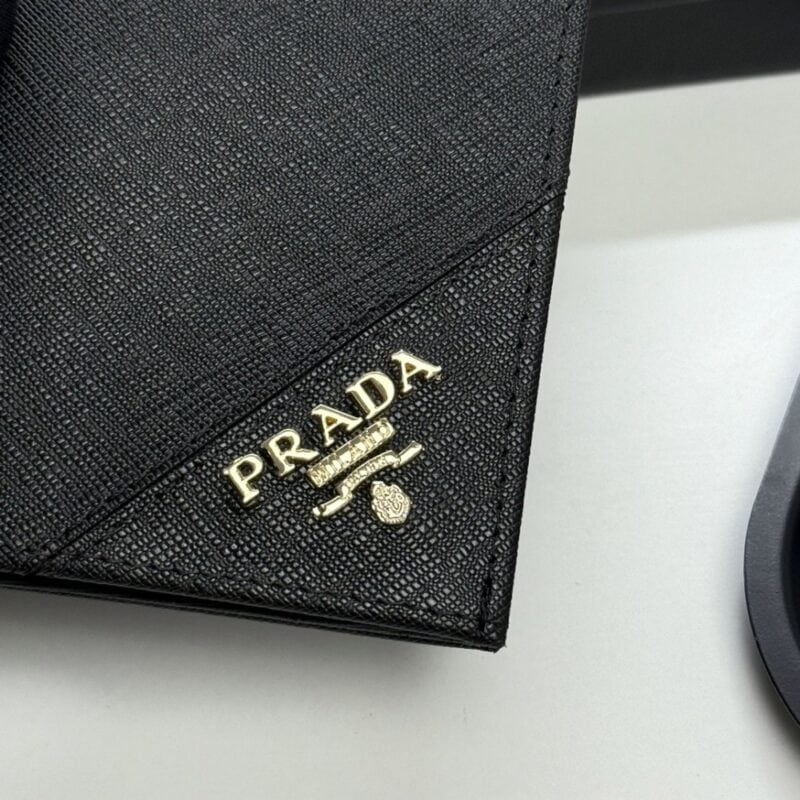 【AT13436】プラダ Prada ブラックサフィアーノレザーロングウォレット 高級品位と機能性を兼ね備えた男女兼用アイテム | Prada Milano