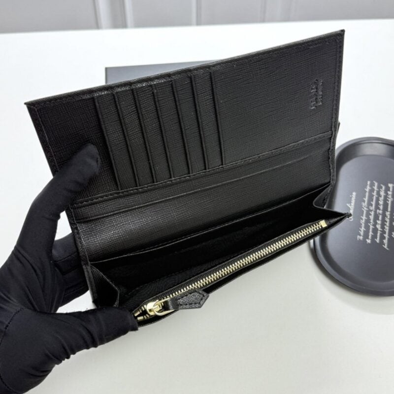 【AT13436】プラダ Prada ブラックサフィアーノレザーロングウォレット 高級品位と機能性を兼ね備えた男女兼用アイテム | Prada Milano