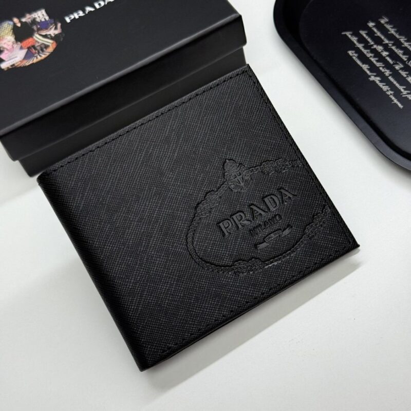 【AT13439】プラダの型押し牛革財布 - クラシックな優雅さと精巧な工芸を表現 | Prada Milano