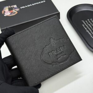 【AT13439】プラダの型押し牛革財布 - クラシックな優雅さと精巧な工芸を表現 | Prada Milano
