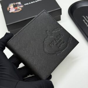 【AT13439】プラダの型押し牛革財布 - クラシックな優雅さと精巧な工芸を表現 | Prada Milano